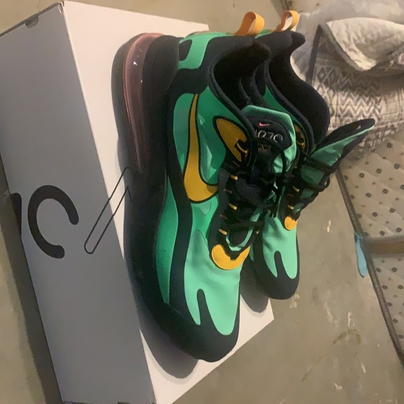 Air Max 270 React - Picture 2 of 4